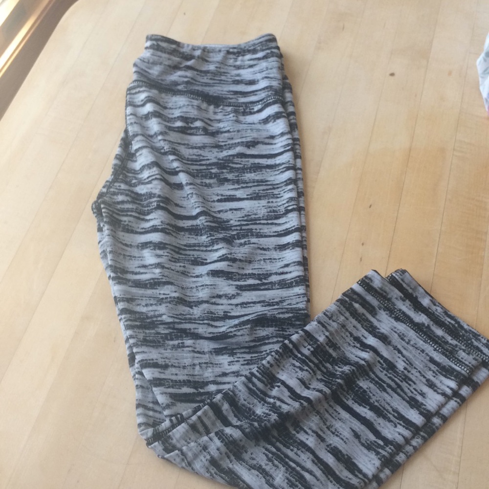 Black & Grey Workout Leggings in JUNIORS Medium
